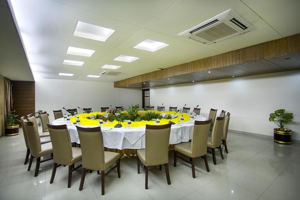 Fars Hotel & Resorts - Bar-Buffet-Pool-Spa Dhaka Exterior photo